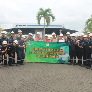 Peserta pembinaan calon ahli K3 PUBT foto bersama di lokasi praktik lapangan Pertamina Yogyakarta — bagian dari program sertifikasi ahli K3 pesawat uap, bejana tekan, dan tangki timbun