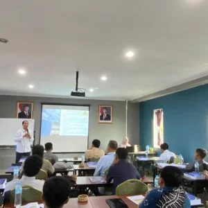 Suasana kelas pelatihan sertifikasi ahli K3 PUBT di Yogyakarta — instruktur menyampaikan materi di depan peserta yang duduk menghadap layar proyektor