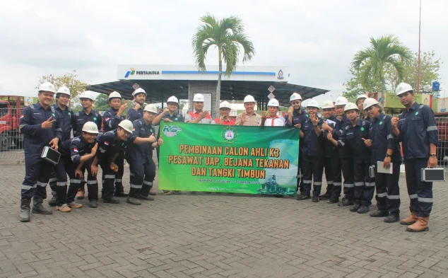 Peserta pembinaan calon ahli K3 PUBT foto bersama di lokasi praktik lapangan Pertamina Yogyakarta — bagian dari program sertifikasi ahli K3 pesawat uap, bejana tekan, dan tangki timbun